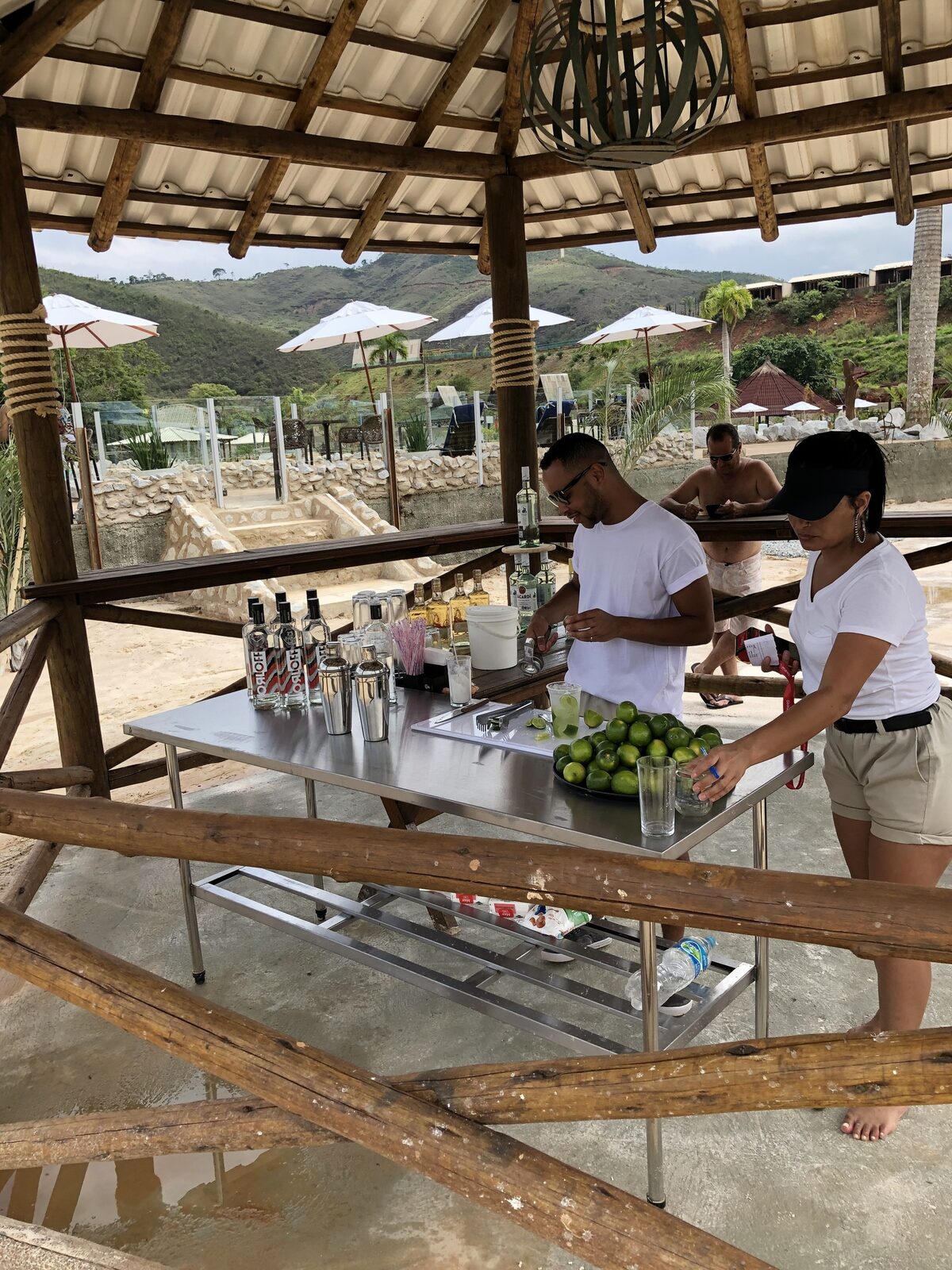 Equipe preparando drinks no bar da cabana