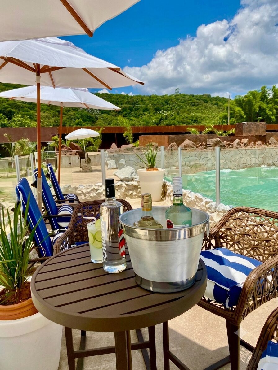 Serviço de bar na mesa da cabana