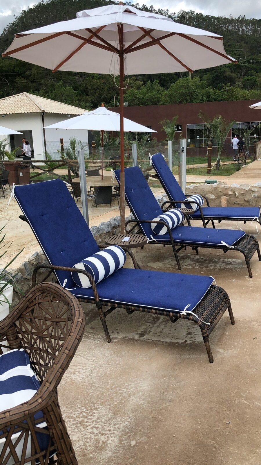 Espreguiçadeiras reservadas com guarda-sol