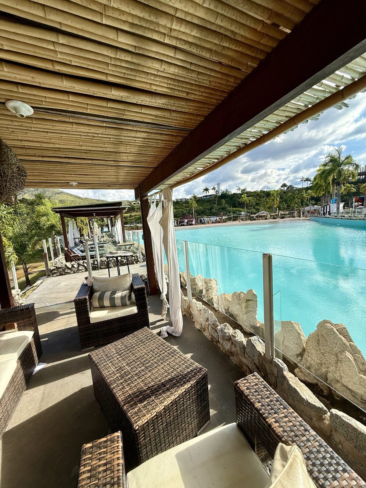 Lounge da cabana à beira da piscina