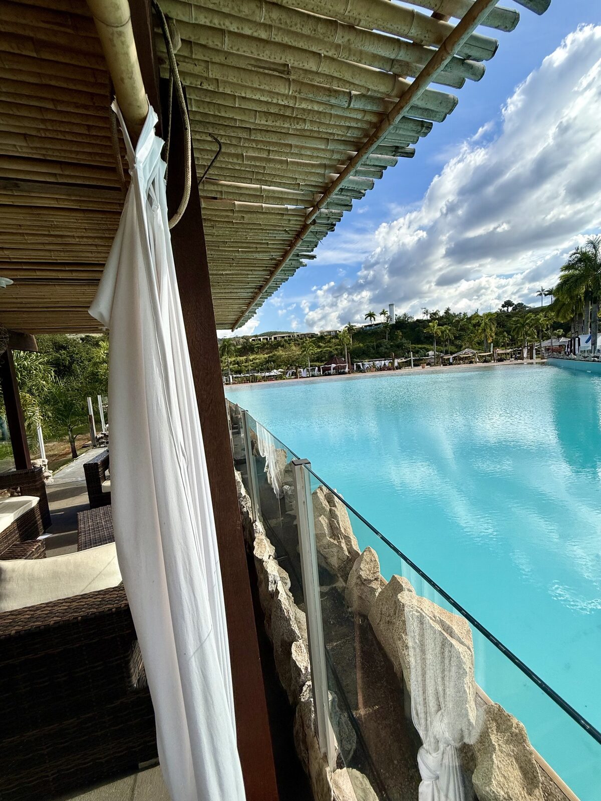 Cortina da cabana com vista para a piscina