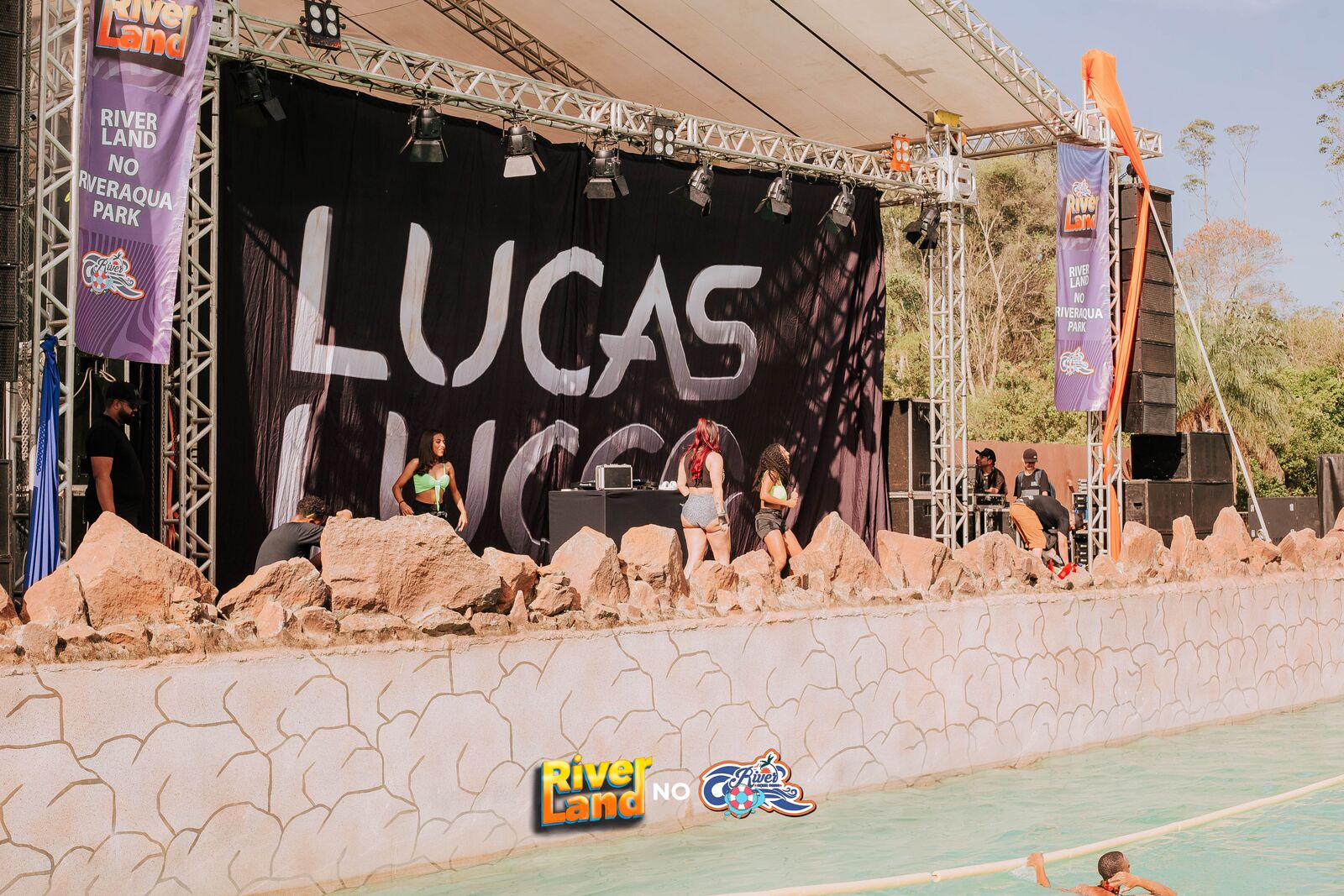 Palco montado à beira da piscina de ondas do River Aqua Park
