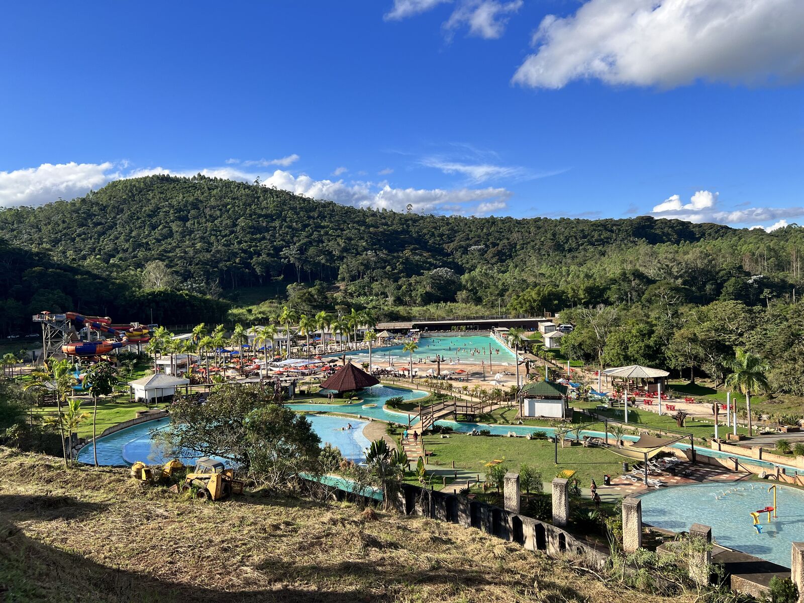 Vista do River Aqua Park: piscina de ondas, rio lento e toboáguas entre as montanhas de Minas Gerais
